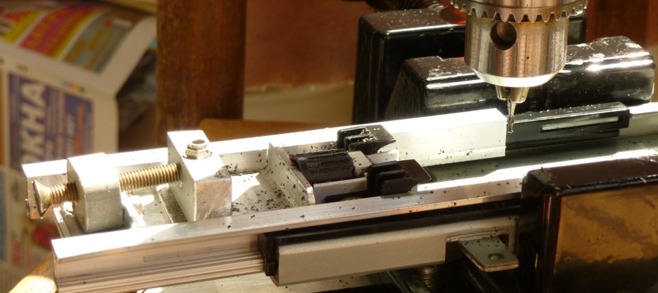 The knob is fastened, the grooves are milling one by one (rotating and fixing the knob after each groove