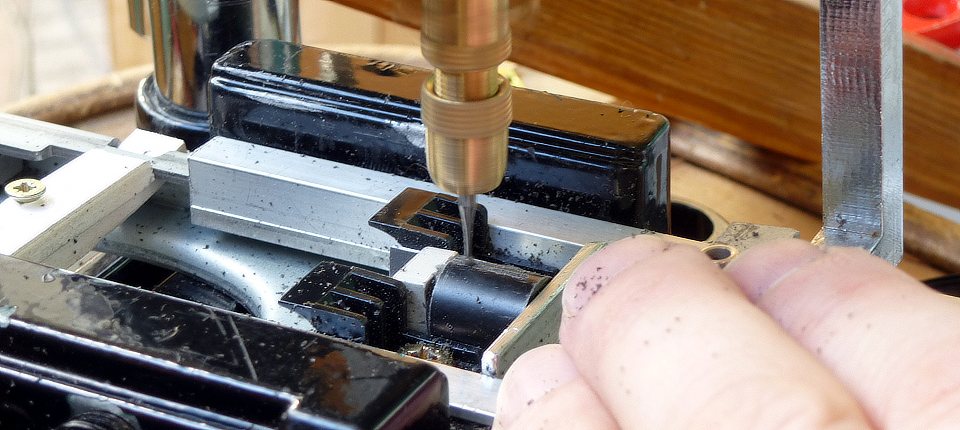 The carriage feed along the rails by hand
